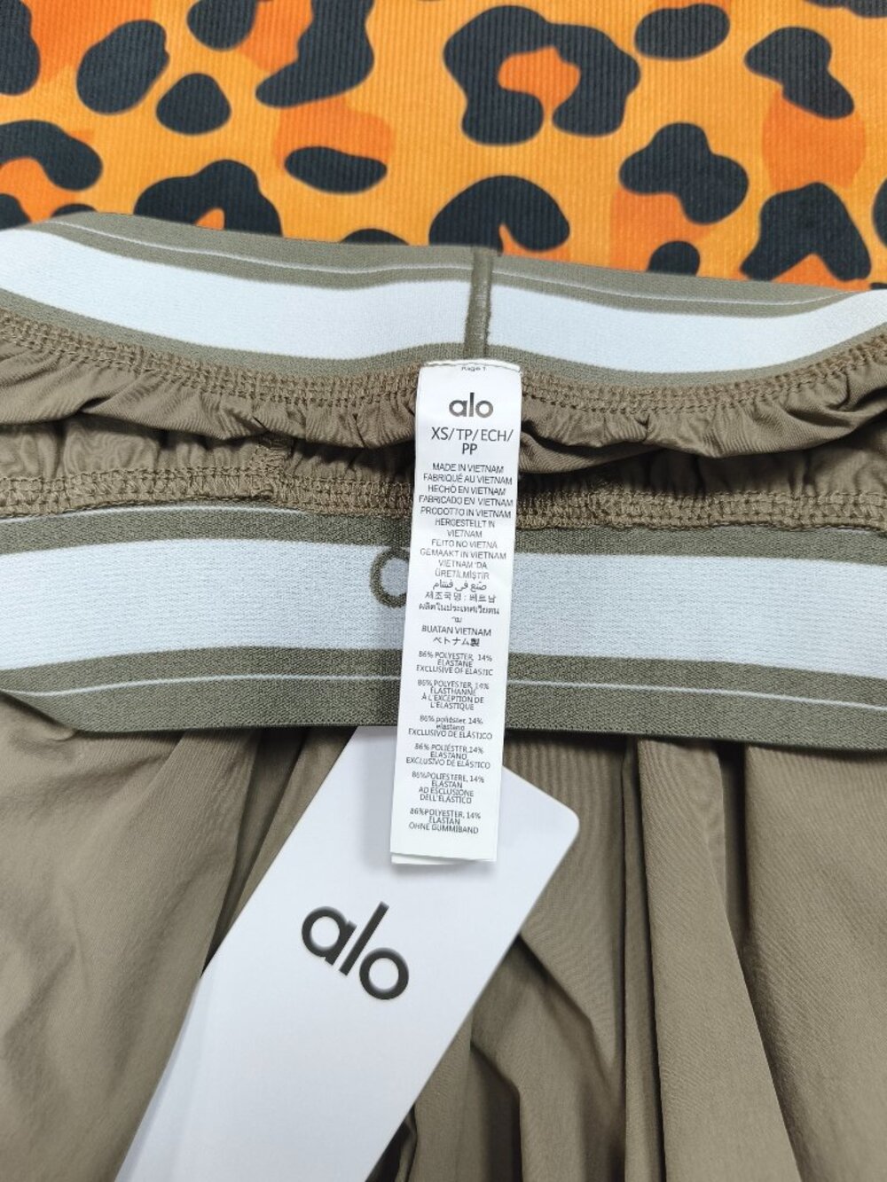 Brand New ALO Yoga Suit Up Olive Trouser💚Relaxed Fit Regular 30" Inseam🧃 - Picture 7 of 7